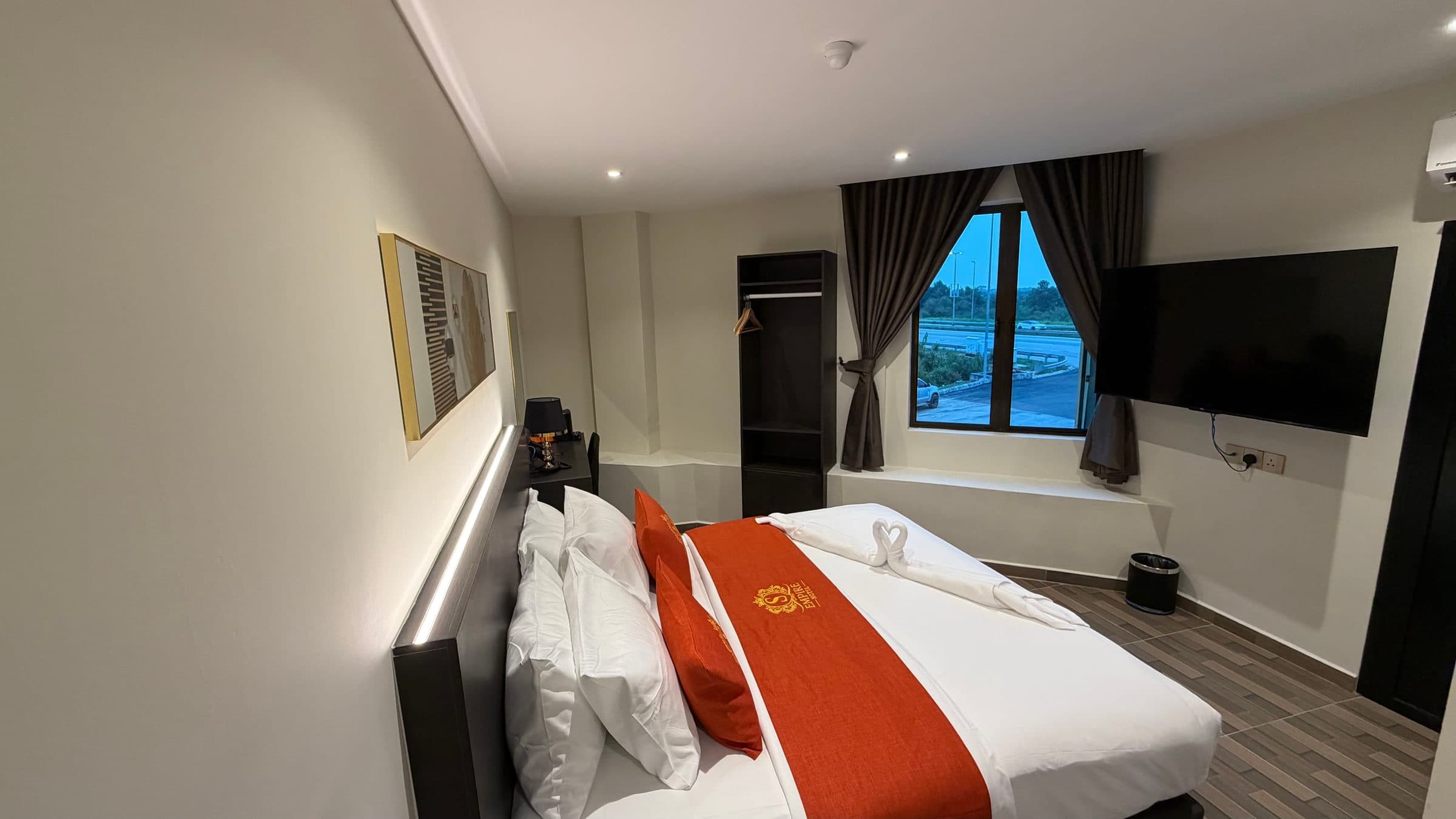 King Deluxe - S Empire Hotel